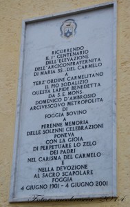 Epigrafe con stemma dell’Ordine dei Carmelitani, affissa in occasione del VII centenario dell’apparizione della SS. Vergine del Carmelo a S. Simone Stok. (foto Romeo Brescia) 