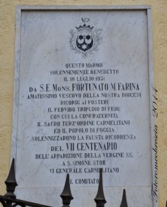 Epigrafe con stemma dell’Ordine dei Carmelitani, affissa in occasione del VII centenario dell’apparizione della SS. Vergine del Carmelo a S. Simone Stok. (foto Romeo Brescia) 