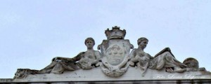 Fastigio con stemma civico in pietra
