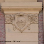 Palazzo delle FF. SS. – Stemma civico sulla lesena (foto Romeo Brescia)