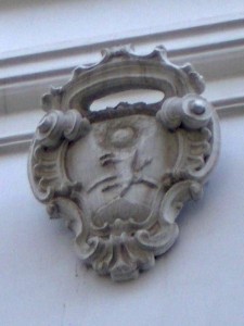 stemma in pietra abraso