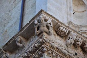Mascheroni apotropaici annessi al cornicione della Cattedrale