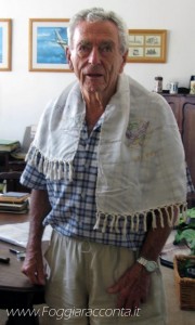 12. De Wit_Johnny Corrigan con sciarpa da seta paracadute ricamata da Angelina (Bella Bruna) a Foggia nel 1945