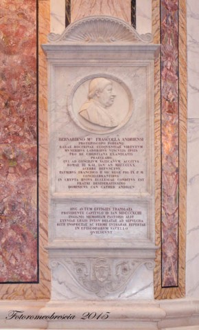 Basilica Cattedrale – Mausoleo con stemma del vescovo mons. Frascolla