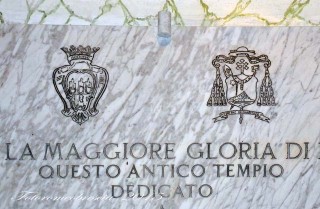 Basilica Cattedrale – particolare dell’epigrafe con gli stemmi della città di Foggia a sinistra, del vescovo mons. Lenotti a destra.