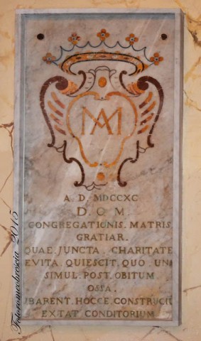 Chiesa di S. Maria delle Grazie – epigrafe funeraria con stemma della confraternita omonima