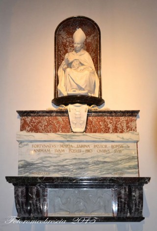 Mausoleo e stemma del vescovo mons. Farina