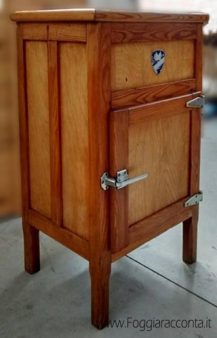 Antica ghiacciaia in legno