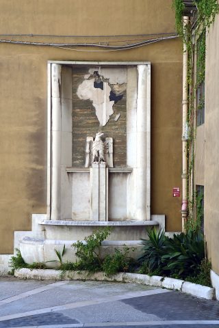 bassorilievo ubicato nel cortile del Palazzo Uffici Statali
