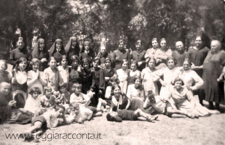 Parrocchiani di Santo Stefano con le Suore Paoline - 24 maggio 1934