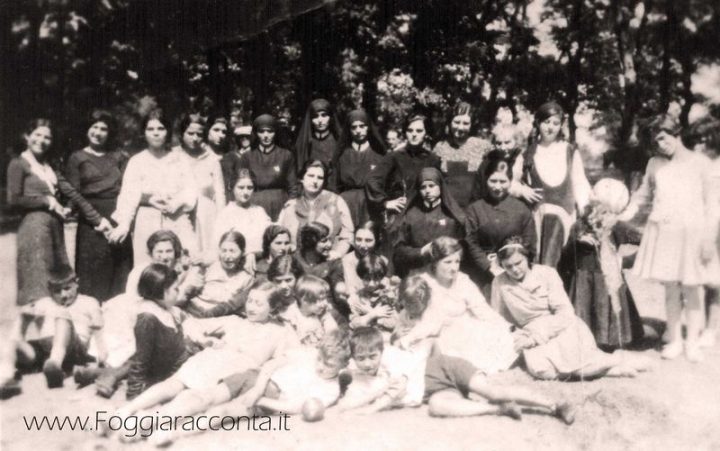 Parrocchiani di Santo Stefano con le Suore Paoline - 24 maggio 1934